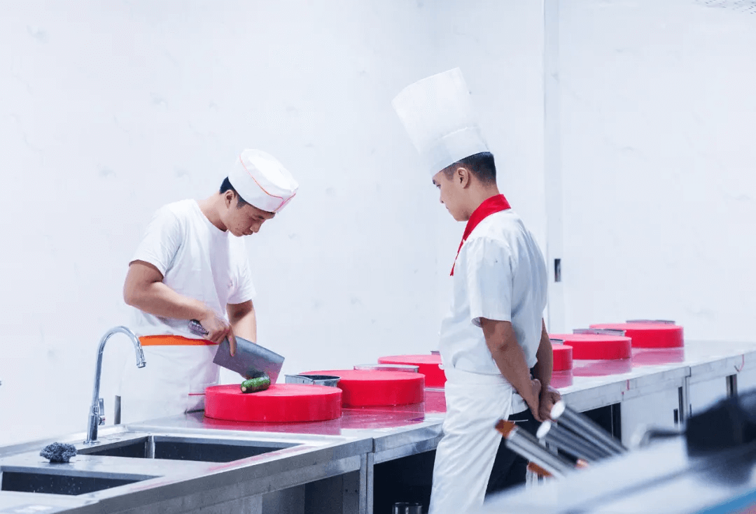 不负美食，不负青春，来赣州新东方体验满满的幸福感