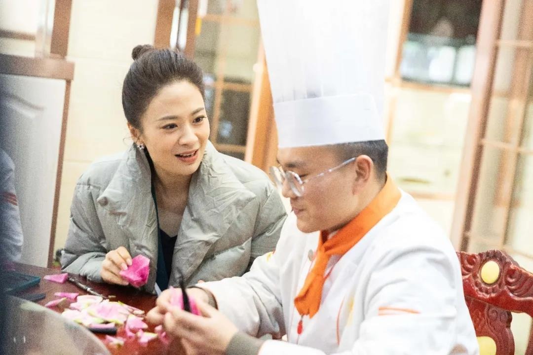 央视《厨王争霸》主持人频频点赞新东方烹饪教育学子，食雕花实力抢镜！