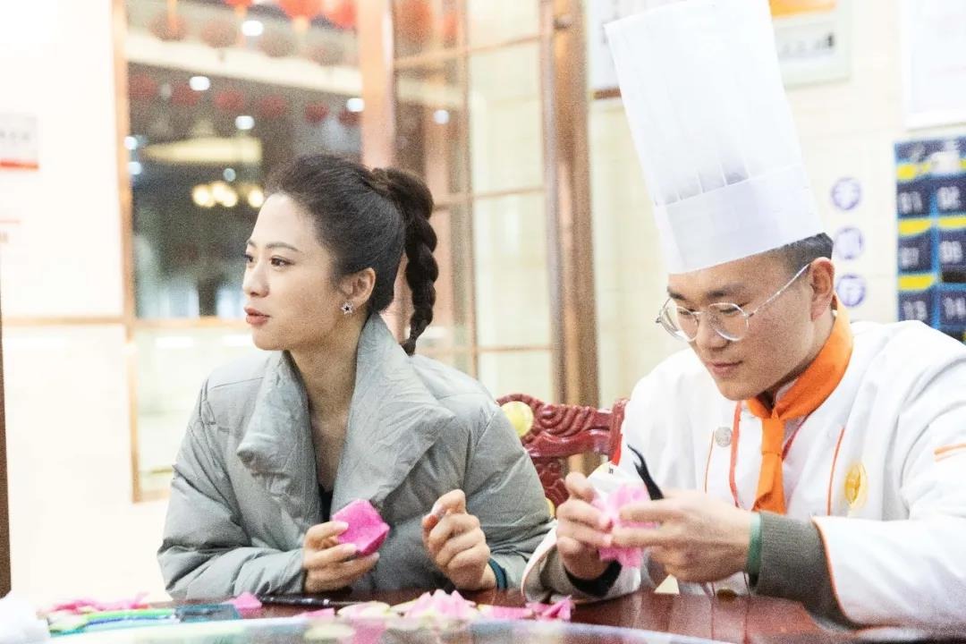 央视《厨王争霸》主持人频频点赞新东方烹饪教育学子，食雕花实力抢镜！