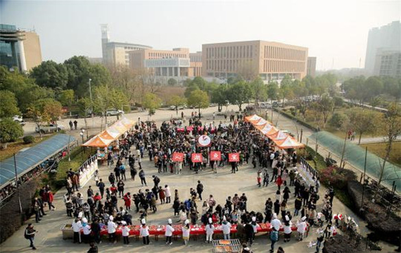 武汉科技大学办“沁湖鱼宴”,师生免费品尝鱼肉大餐