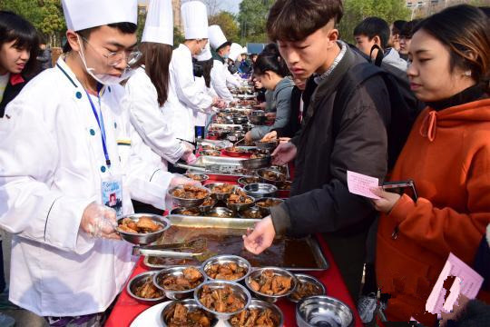 武汉科技大学办“沁湖鱼宴”,师生免费品尝鱼肉大餐