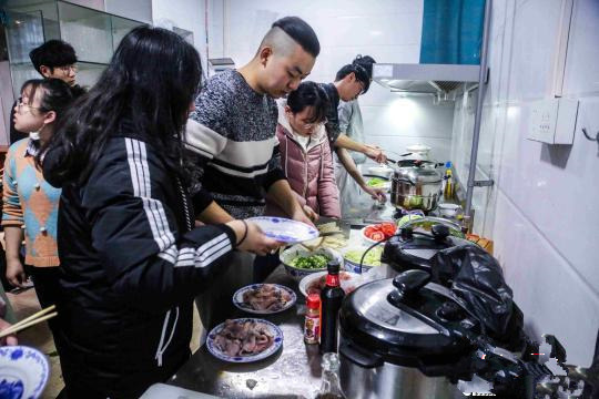 武汉生物工程学院举办春鱼宴：学校养殖，学生亲手烹饪