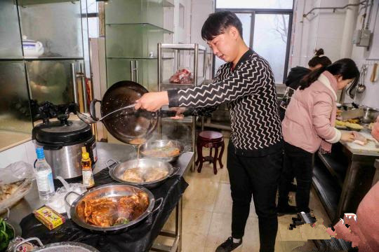 武汉生物工程学院举办春鱼宴：学校养殖，学生亲手烹饪