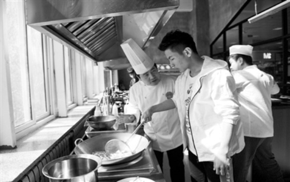 沈航大学建共享厨房，学生体验下厨乐趣