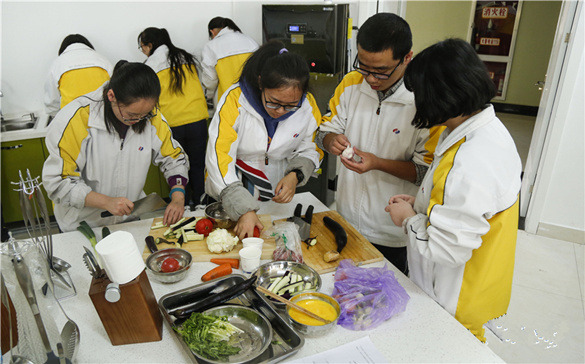 青海师大附中把厨艺课堂正式纳入学生课程