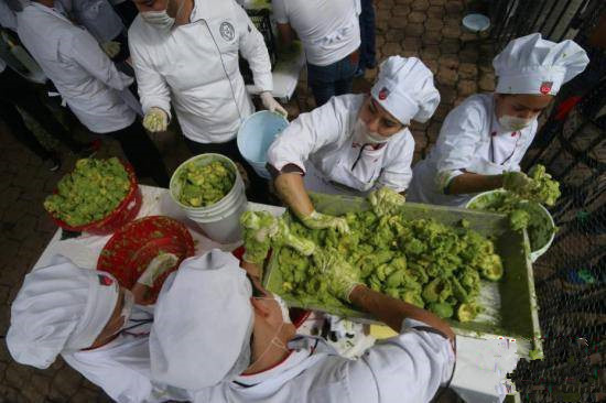 墨西哥一所厨师学校尝试制作“世界最大”份鳄梨沙拉酱