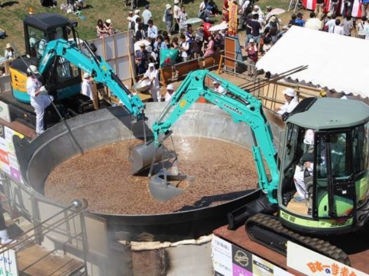 疯狂的日本“巨人火锅”：熊袭锅和芋煮锅