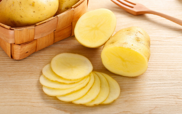 生土豆能吃吗？与熟土豆相比哪个更健康？