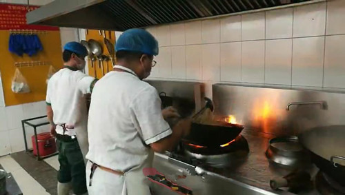 济南中小学统一配餐 厨师长亲尝每道菜把关