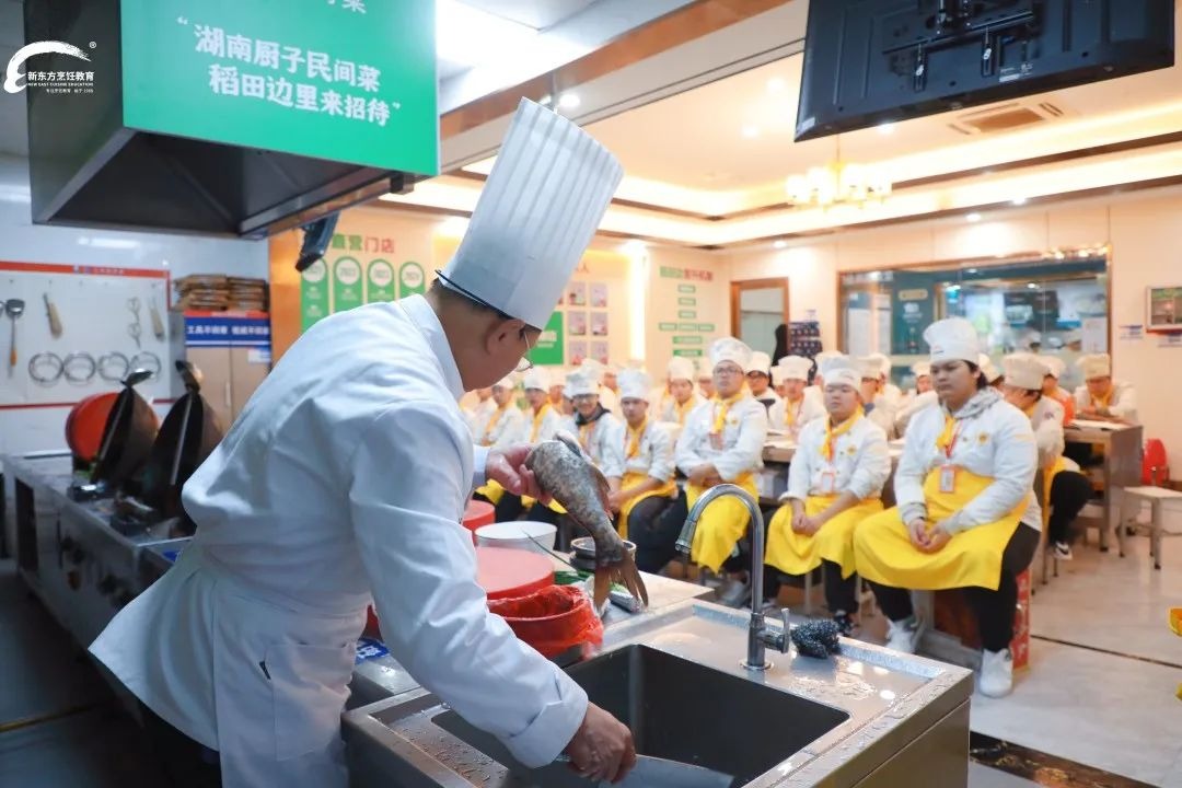 赣州新东方名师进校园|烹饪名厨连建大师进校为中餐学子倾情授课