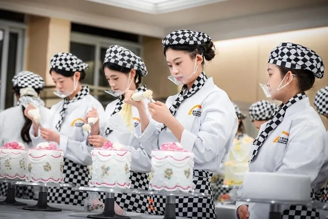 校企联动促就业，匠心筑梦育英才！上海裕莲茶楼走进赣州新东方开展专场招聘宣讲