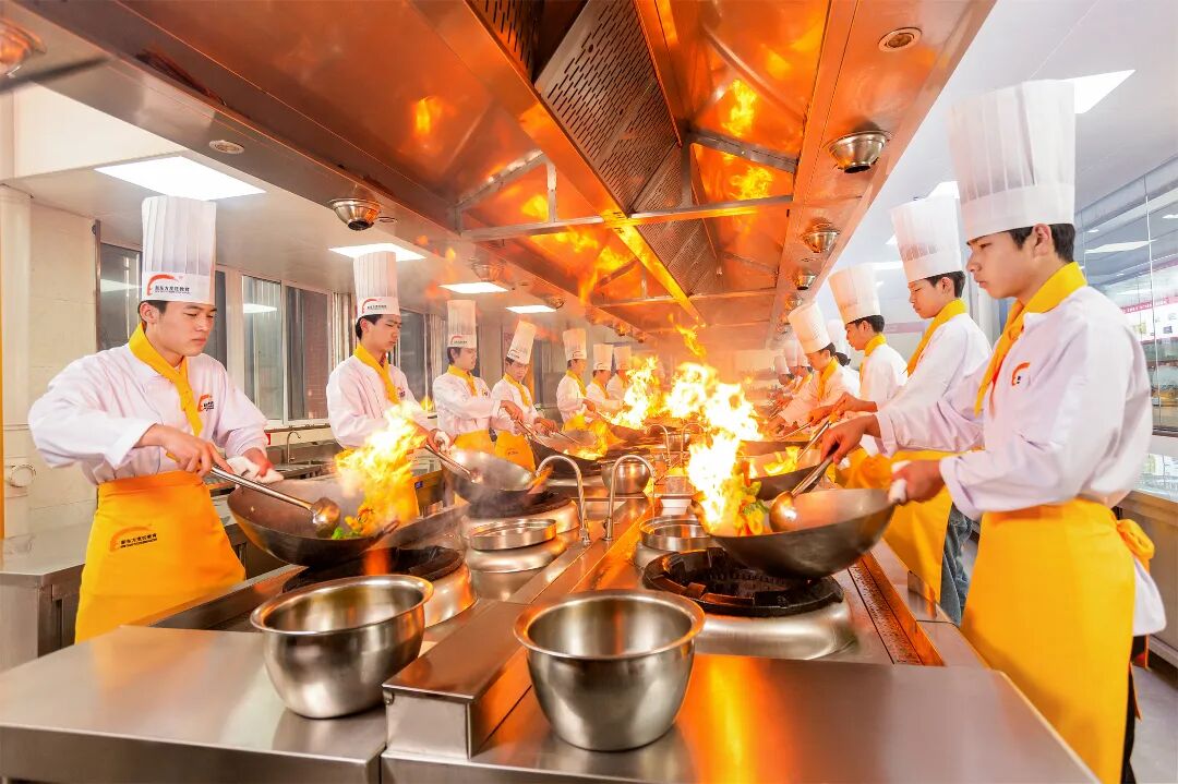 高中成绩跟不上，别硬熬！来赣州新东方烹饪学校学一门实用技术