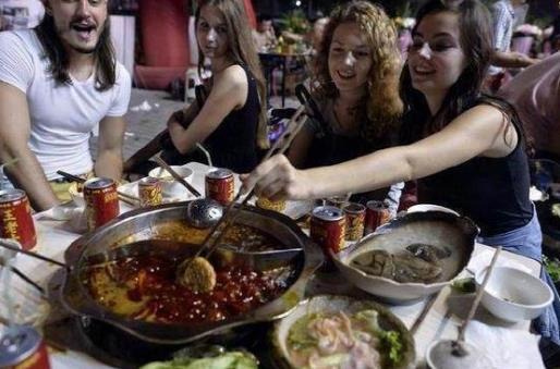 外国人也喜欢上吃火锅了 吃法搞笑