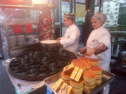 新疆一家人西安开创新面包店 鸡蛋面包引爆眼球