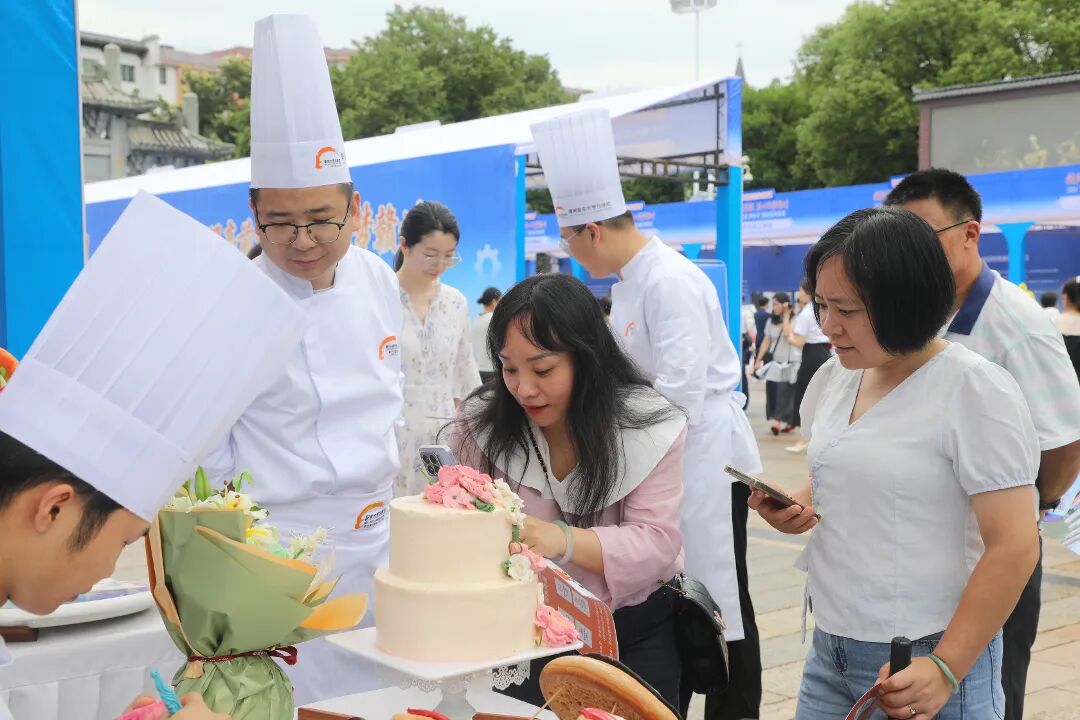 匠心筑梦·技耀赣城|赣州新东方烹饪学校亮相2026年“赣州工匠活动月” 启动仪式暨技能成果展现场