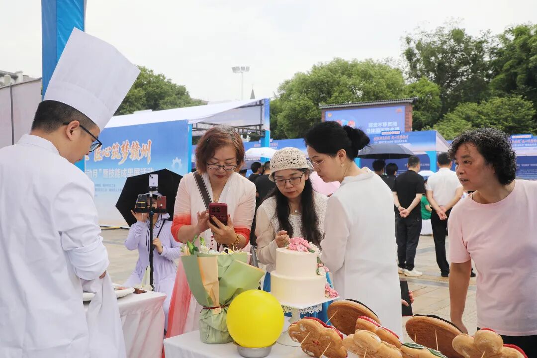 匠心筑梦·技耀赣城|赣州新东方烹饪学校亮相2026年“赣州工匠活动月” 启动仪式暨技能成果展现场